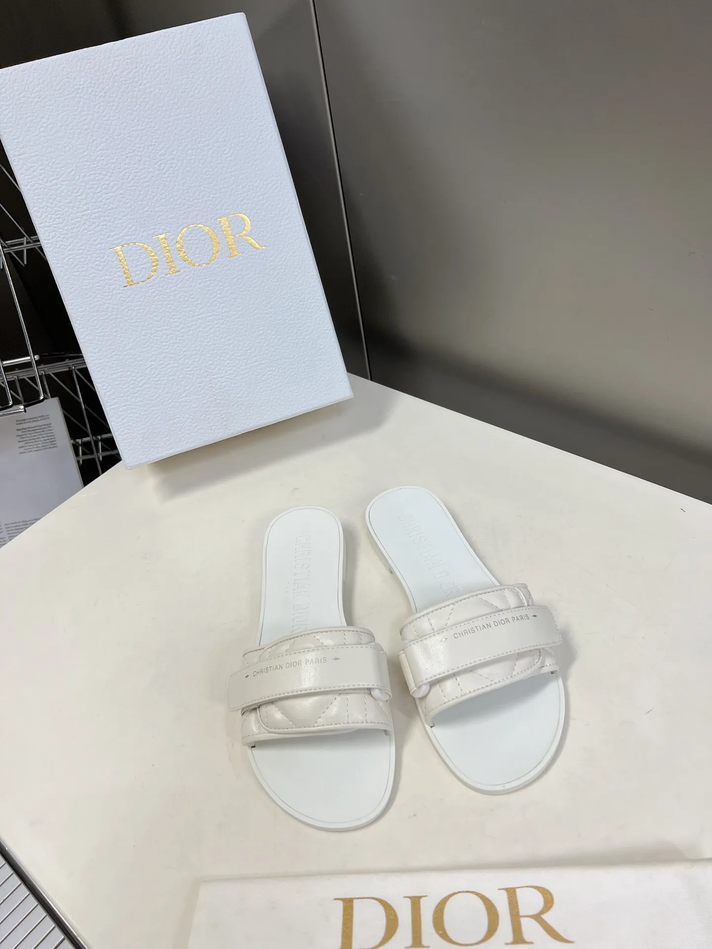 👟👟Ex-factory price 380👟👟 Leather-covered Dior classic Velcro buckle sandals. The high version of the GO original version is a perfect replica. The most popular color matching fabric. Super layered. The original high-end TPU outsole✔️very comfortable and easy to walk. The upper materials are all original customized, 3D electric embroidered three-dimensional cloth surface. Very versatile. A must-have for lazy people in summer. The original full set of packaging code number: 35-40